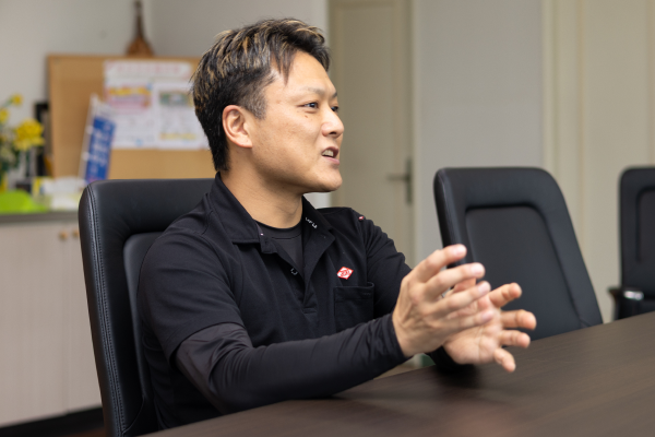 身振り手振りを交えて語る菊地さん