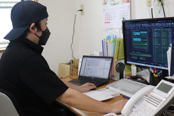 デスクでPCに向かう小野さん